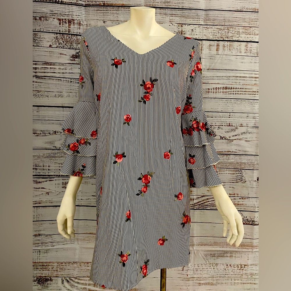 NWT Maxsport black & white pin-striped dress floral detail ruffle sleeves size M